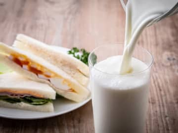 牛乳は体に悪い？ 脂肪分が脳卒中リスクと関係も……牛乳の種類による違い・選び方