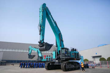 中国産の超大型油圧ショベル、中東向け輸出　湖南省長沙で引き渡し
