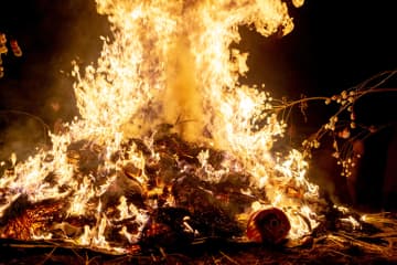 70代女性「どんど焼き」で正月飾りを投げ入れるも、勢い余って炎につっこむ 救急搬送されネットでコメント殺到「投げ入れた勢いで炎に突っ込んだってこと？勢いすごすぎないか？」「どんど焼きが向こうから突進してきたならまだしも、本人が自分からつっこむって想像できないんだが」