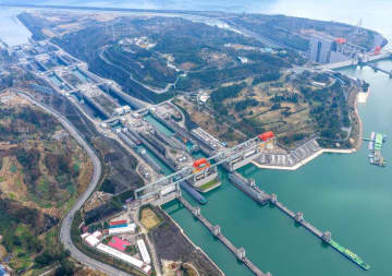 中国の三峡閘門、25年は通過量と客数が過去最高に