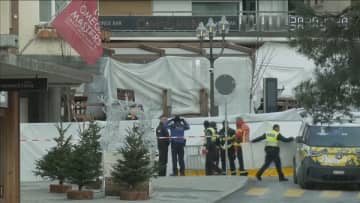 スイスのスキーリゾート火災　シャンパンボトルの花火が天井に引火か