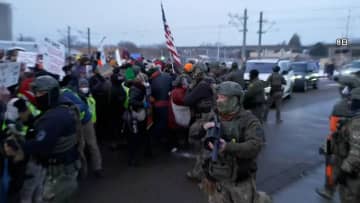 移民当局の発砲で女性死亡…当局は正当防衛を主張　事件受け各地で大規模デモや集会　アメリカ・ミネソタ州