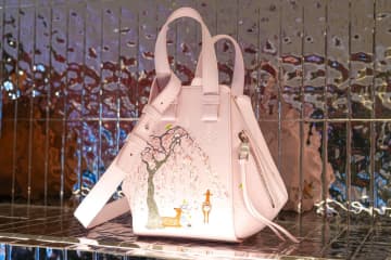 ロエベ×スナ・フジタ“シカと桜”舞うアイコンバッグ、カサロエベ銀座で先行・限定販売