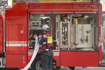 秦野で木造倉庫全焼、住宅の外壁も焼く　住人らが避難時にけが