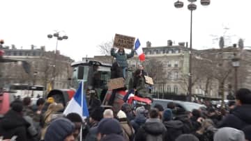フランス・パリの凱旋門で畜産農家らがデモ　「南米」とEUの自由貿易協定に抗議
