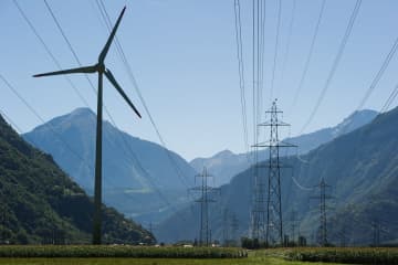 医療費増加に上限、ストーカー違法化…2026年のスイス新法・法改正