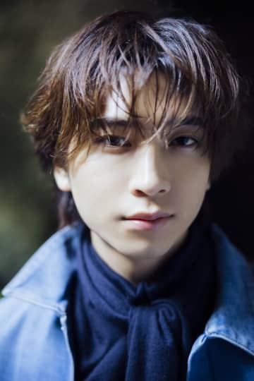 庄司浩平の“夢”が実現!大好きな恐竜とコラボしたカレンダーが発売 念願の「恐竜の聖地」福井で撮影