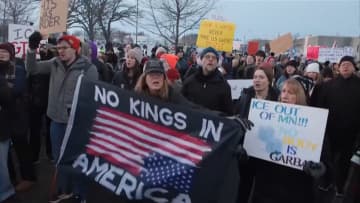 ミネソタ州で移民当局職員が女性射殺　地元の州当局が捜査から外され反発広がる