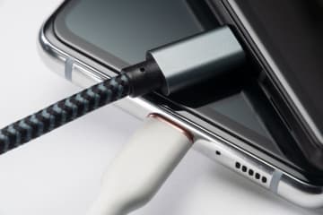 スマホや携帯を「充電する」を英語で言うと？