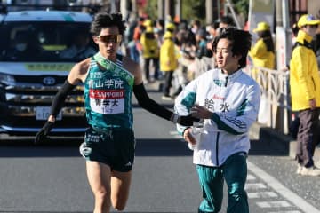 箱根駅伝に突然映った“平成のイケメン”に騒然「30年前のキムタクの髪型だよね！」「もう所作がカッコイイ」