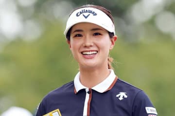 「女優さんかと…」　膝上丈の花柄ワンピで照れ笑い、25歳新人女子ゴルファーに称賛「華がある」