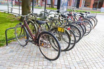 「危ない！」ママチャリ転倒！ 泣く子どもを救った男性。──入学式で再会した【驚きの正体】にシビれた！