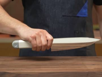 「毎秒3万回振動する包丁」でトマトを切ってみた　普通の包丁との違いは？