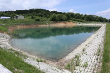 77歳の無職男性が “ため池” に『コンクリート3600キロ』不法投棄  通報されるも “落ちちゃっただけ” と語りネットでコメント殺到「自分の家に捨てればいいのにね。なんでため池に捨てるのかわからん」「じゃあ全部拾ってこいって言えばいいのでは？潜って全部回収させたらいい」