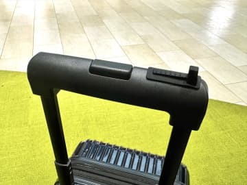 セリア「キャリーケース用フック」が手荷物のちょいかけに便利！｜旅ライターの裏技・愛用品教えます