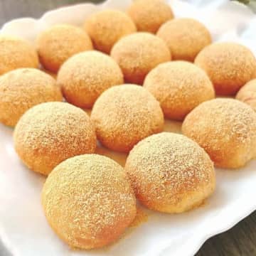 【混ぜて焼くだけ】な、何個でもいける…！食べ過ぎ注意レベルにウマい、きな粉パンの簡単レシピ