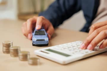 夫が「親から車を買ってもらった」と、新車の軽自動車「ハスラー」に乗って帰ってきました。価格は「140万円」くらいだと思うのですが、「親からのプレゼントだから税金は関係ない」とのこと。本当に申告しなくて大丈夫なのでしょうか？