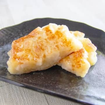 【切り餅1個でOK】すりおろしじゃがいもで作る！ 混ぜて焼くだけ「塩バターいも餅」の簡単レシピ