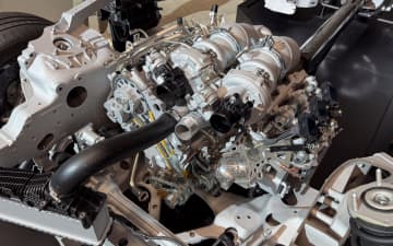 トヨタの新型スポーツカー「GR GT」搭載の新開発V型8気筒 4.0リッターツインターボエンジンと、1モーターハイブリッド8速AT