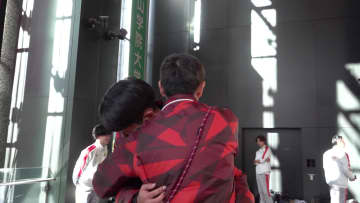 早稲田大・花田監督が”感謝のハグ“　主務の「悔しいですけど…」に選手たちも涙止まらず　総合4位に悔しさ【箱根駅伝】