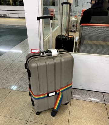 乗って走れる「電動スーツケース」は違法?　空港で利用禁止広がる【Watch+】