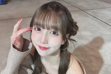 28歳元アイドル「韓国制服似合うでしょ!?」　超ミニ丈にネット沸く「可愛すぎる」「素敵です」