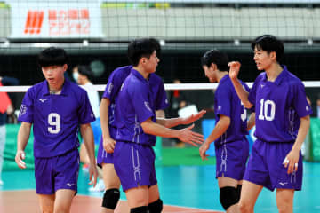 東洋高が柳田将洋ら“春高優勝”時のユニフォームを復刻して着用。「感慨深いものがありました」と同期の小林将也監督