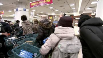 「お歳暮ギフト」が今お得　讃岐うどんや調味料など“解体ギフト”に人だかり　“マグロ解体ショー”赤身も新春特価「赤シャリ握り」に大混雑