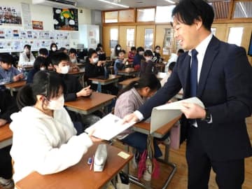 冬休み明け、元気に登校　小6児童、学期の抱負書き記す　茨城