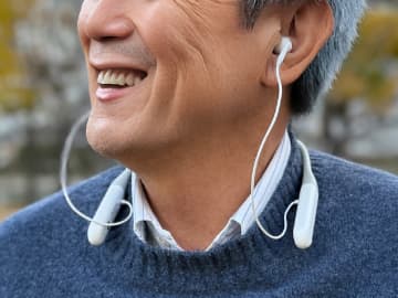 聞こえやすくする軟骨伝導式の首かけ集音器、cheero