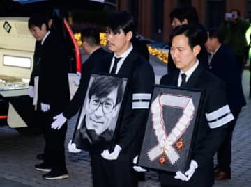 『イカゲーム』俳優ら韓国スターが参列し追悼…“国民俳優”アン・ソンギさん、最後の別れ