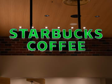 甘酸っぱーーーい！！【スタバ】華やかなビジュにキュン♡「イチゴスイーツ」