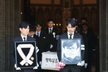 【フォト】チョン・ウソン、イ・ジョンジェをはじめ後輩たちのまなざしの中で、故アン・ソンギさんが旅立った日