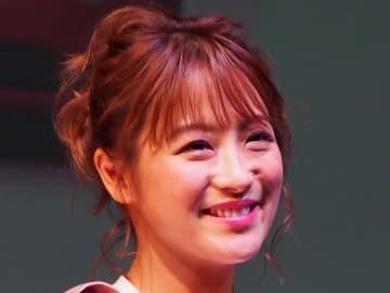 「えっ？現役ですか？」37歳・鈴木奈々、ミニスカ制服姿披露に「美脚たまらん」「まだまだイケるJKコスプレ」