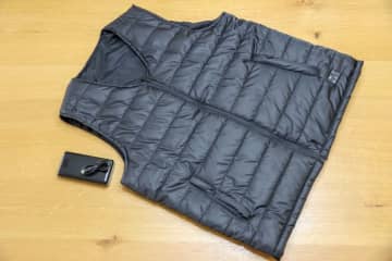 暖房なしでの仕事が寒すぎる!! 電熱ベストと40000mAhとかいう大容量バッテリーのセットを買ってみた【テレワークグッズレビュー】