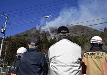 山梨の山林延焼、消火活動続く　上野原市、焼損約8ヘクタール