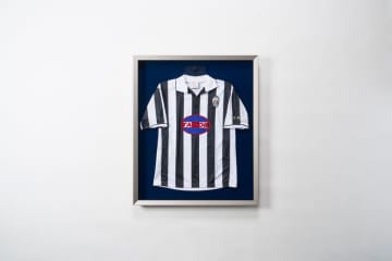 アルミ額縁メーカー・アルナ、バレーボール日本代表合宿地・薩摩川内市へユニフォーム額を寄贈― 鹿児島銀行受託「地方創生・SDGs応援私募債」を活用 ―