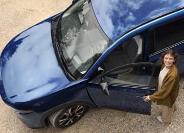 マツダが新色「ネイビーブルーマイカ」発表　CX-5から導入の鮮やかブルー