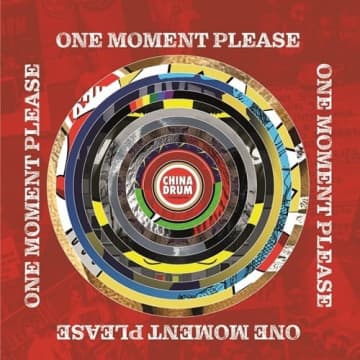 チャイナ・ドラム、2024年作『One Moment Please』と会場限定音源集が国内盤CDでリリース