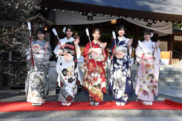 乃木坂46、恒例の「乃木神社」成人式！副キャプテン菅原咲月ら5人の晴れ姿