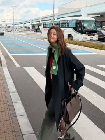 女優カン・ソラ、育児から解放され海外へ…喜びいっぱいの表情