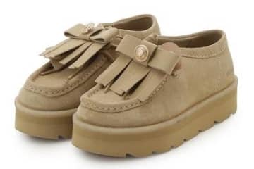 リリー ブラウン×クラークス“リボン＆タッセル”ローファー、ロゴ入りハート型チャーム付き