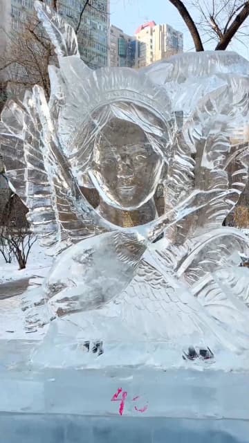 観光客でにぎわう氷灯祭り　中国・ハルビン市