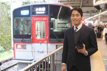 「箱根登山電車がいる日常」活写し続け　写真家・大橋史明さんの作品、赤色の1000形車両に常設展示