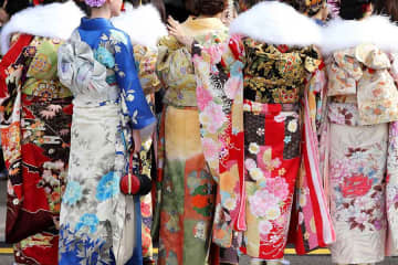 「トイレの“正しい入り方”」 裾や袖の汚れ、着崩れを防止するには？　老舗着物店が教える振袖着用時の正しい所作