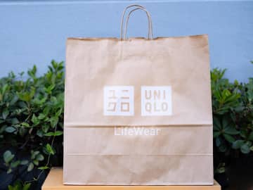 【ユニクロのネイビー】が40・50代におすすめ！ 大人の垢抜け「おしゃれトップス」