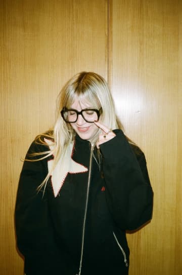 マヤ・デライラ、フジロックで披露した新曲ほか4曲を追加したデビュー作のデラックス版リリース