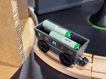 植物由来の「紙の電池」ついに実用化へ　外来種駆除の一石二鳥も視野に