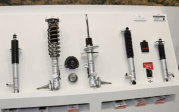 カヤバ、スマホアプリで減衰力を100段階調整できる次世代サスペンション「ActRide」公開