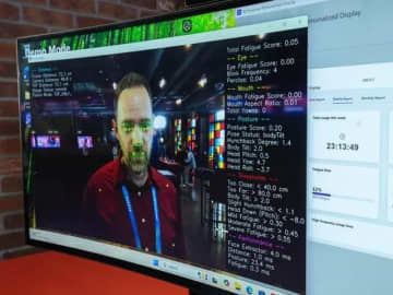レノボのディスプレイ試作機に「疲れてますね」と指摘された　ローラブルPCも披露